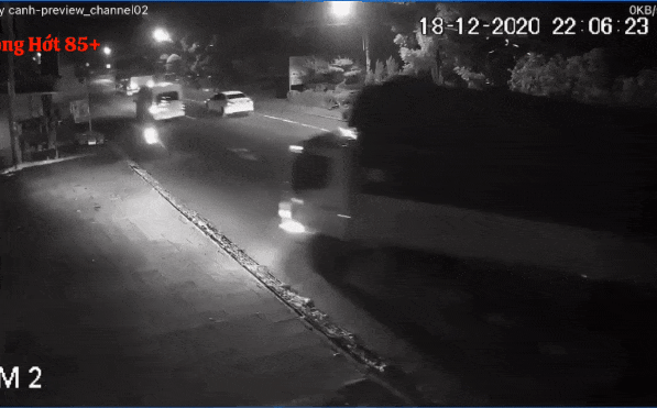 CLIP: Khoảnh khắc xe bán tải lảo đảo rồi lao xuống vực, tài xế leo lên đường bấm điện thoại-1