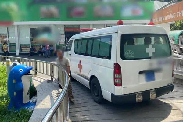 Vụ bé trai 4 tuổi nghi bị dượng say xỉn dùng kéo đâm xuyên mắt, chấn thương não: Đang thở máy, tiên lượng rất nặng-9