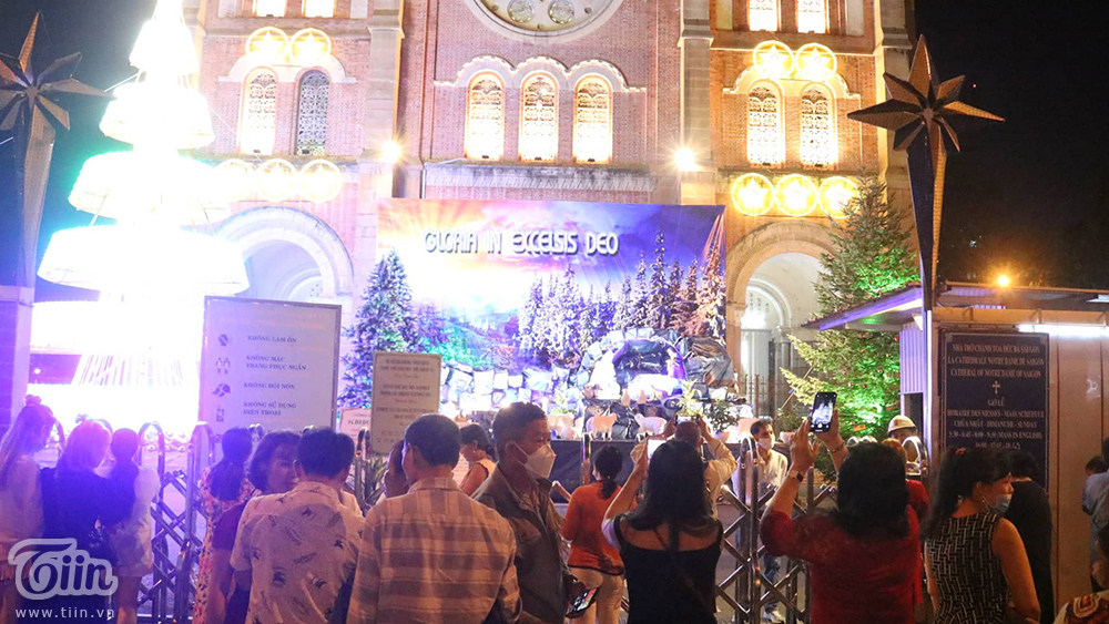 Không khí Giáng sinh 3 miền: Phố xá lên đèn lung linh, nơi đông đúc chen lấn, nơi vắng hoe vì mưa lạnh-20