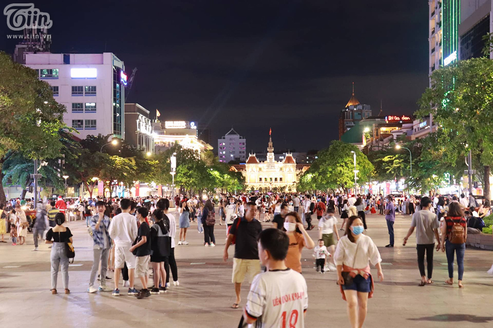 Không khí Giáng sinh 3 miền: Phố xá lên đèn lung linh, nơi đông đúc chen lấn, nơi vắng hoe vì mưa lạnh-21