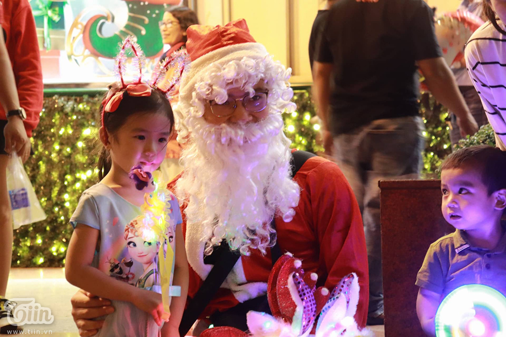 Không khí Giáng sinh 3 miền: Phố xá lên đèn lung linh, nơi đông đúc chen lấn, nơi vắng hoe vì mưa lạnh-23