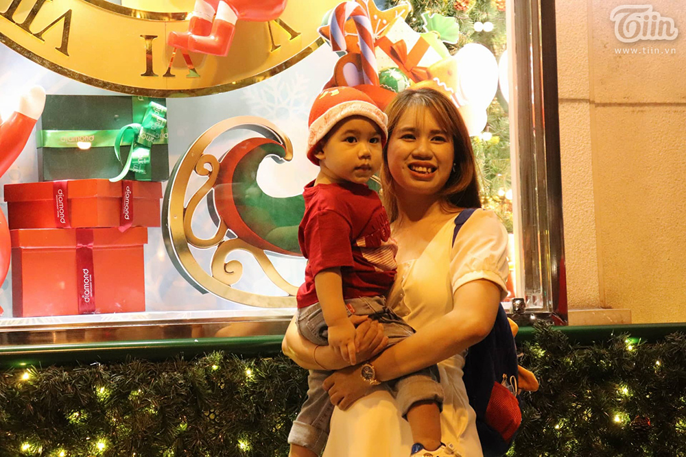 Không khí Giáng sinh 3 miền: Phố xá lên đèn lung linh, nơi đông đúc chen lấn, nơi vắng hoe vì mưa lạnh-24