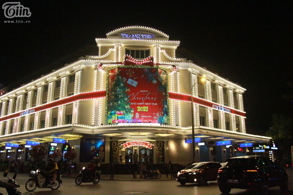 Không khí Giáng sinh 3 miền: Phố xá lên đèn lung linh, nơi đông đúc chen lấn, nơi vắng hoe vì mưa lạnh-1