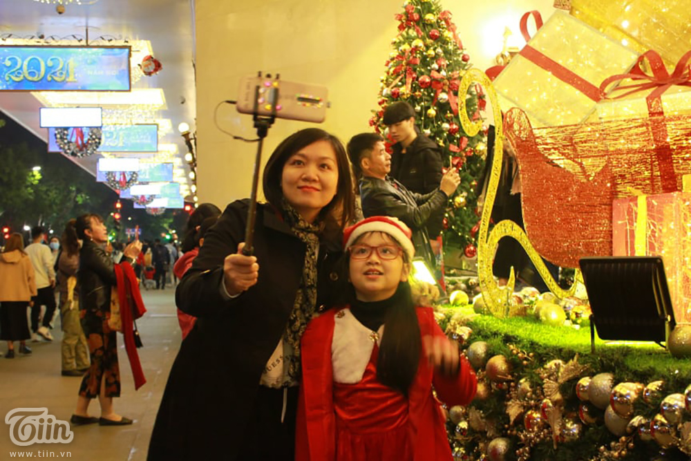 Không khí Giáng sinh 3 miền: Phố xá lên đèn lung linh, nơi đông đúc chen lấn, nơi vắng hoe vì mưa lạnh-2