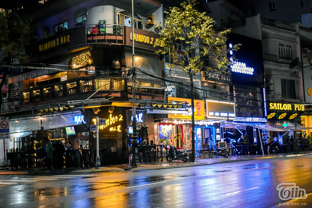 Không khí Giáng sinh 3 miền: Phố xá lên đèn lung linh, nơi đông đúc chen lấn, nơi vắng hoe vì mưa lạnh-13