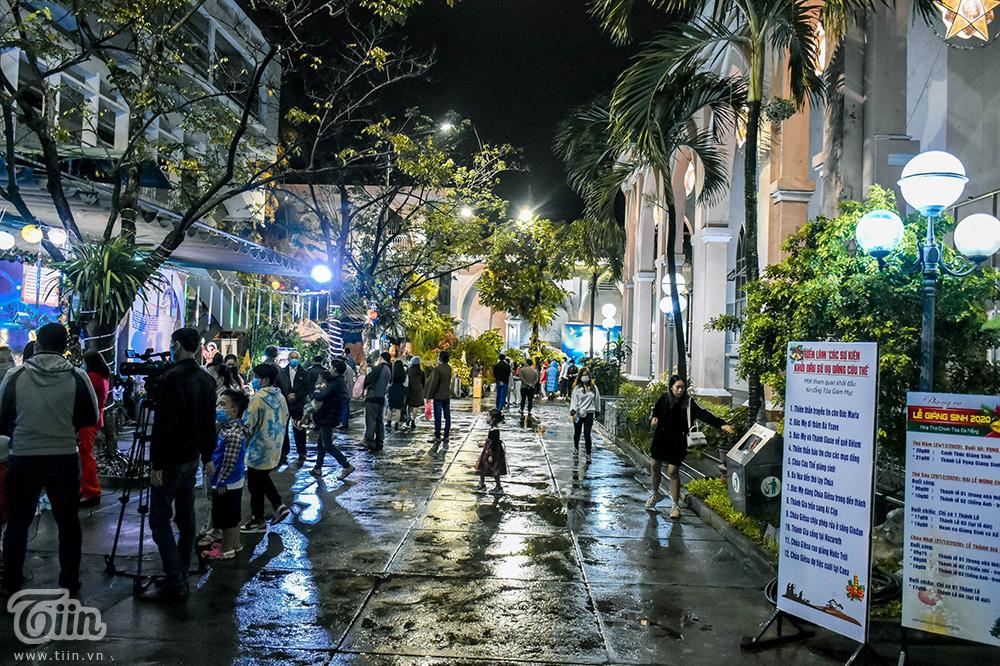 Không khí Giáng sinh 3 miền: Phố xá lên đèn lung linh, nơi đông đúc chen lấn, nơi vắng hoe vì mưa lạnh-17
