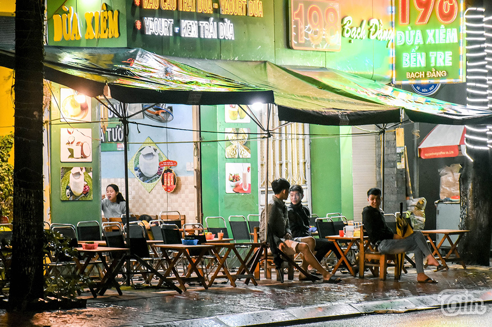 Không khí Giáng sinh 3 miền: Phố xá lên đèn lung linh, nơi đông đúc chen lấn, nơi vắng hoe vì mưa lạnh-18