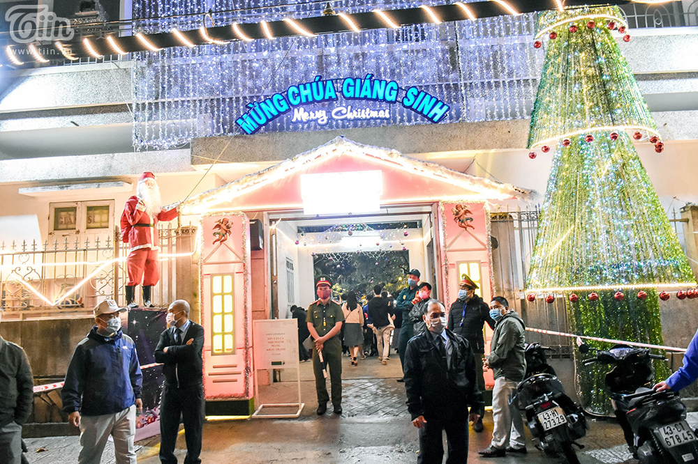 Không khí Giáng sinh 3 miền: Phố xá lên đèn lung linh, nơi đông đúc chen lấn, nơi vắng hoe vì mưa lạnh-16