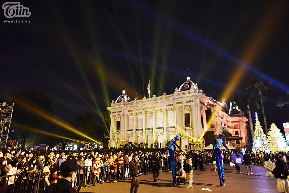 Không khí Giáng sinh 3 miền: Phố xá lên đèn lung linh, nơi đông đúc chen lấn, nơi vắng hoe vì mưa lạnh-7