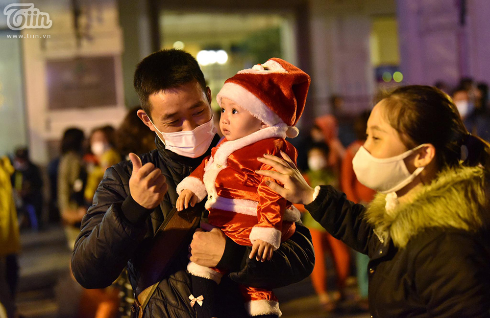 Không khí Giáng sinh 3 miền: Phố xá lên đèn lung linh, nơi đông đúc chen lấn, nơi vắng hoe vì mưa lạnh-8