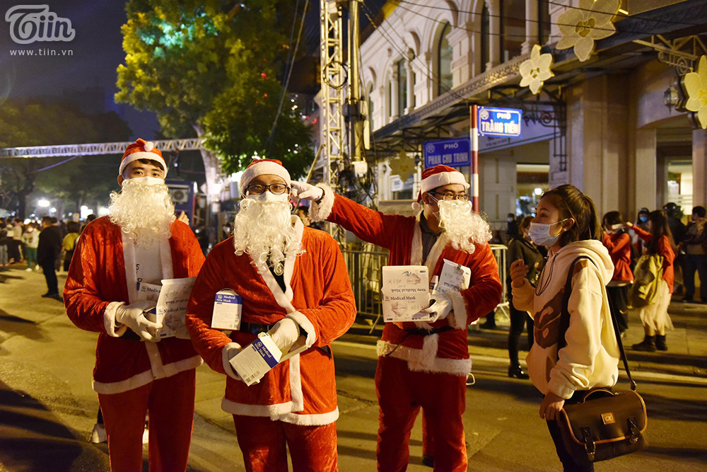 Không khí Giáng sinh 3 miền: Phố xá lên đèn lung linh, nơi đông đúc chen lấn, nơi vắng hoe vì mưa lạnh-9