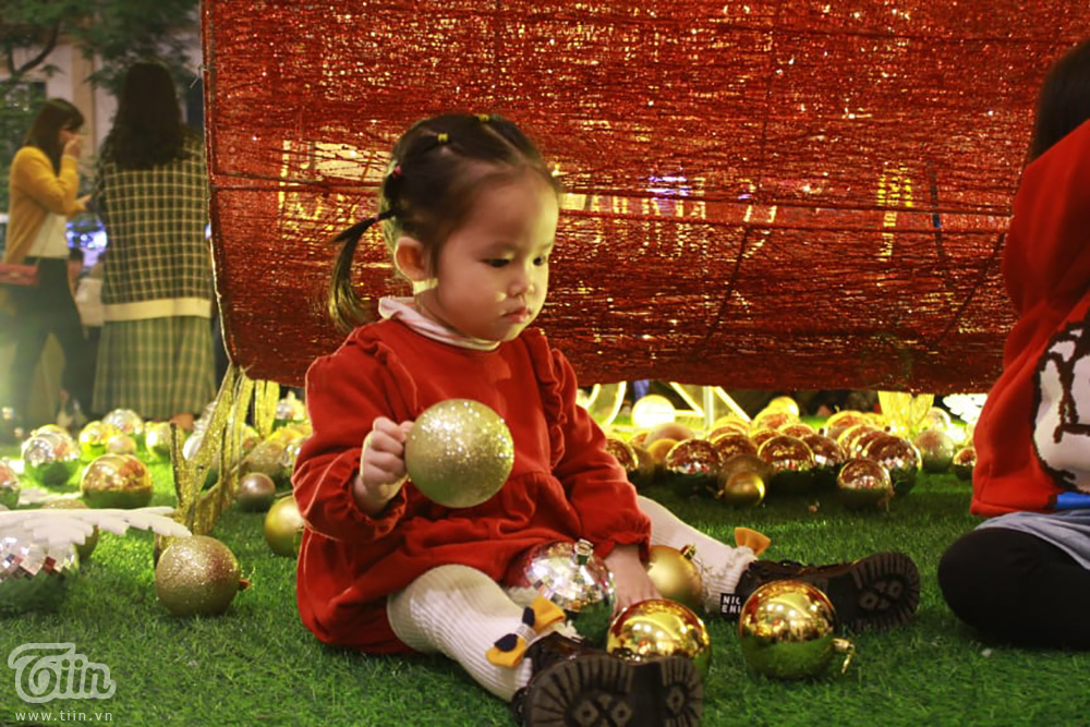 Không khí Giáng sinh 3 miền: Phố xá lên đèn lung linh, nơi đông đúc chen lấn, nơi vắng hoe vì mưa lạnh-4