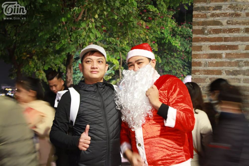 Không khí Giáng sinh 3 miền: Phố xá lên đèn lung linh, nơi đông đúc chen lấn, nơi vắng hoe vì mưa lạnh-5