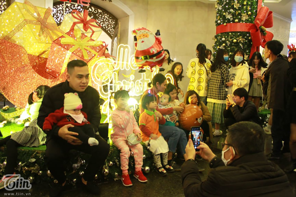 Không khí Giáng sinh 3 miền: Phố xá lên đèn lung linh, nơi đông đúc chen lấn, nơi vắng hoe vì mưa lạnh-6