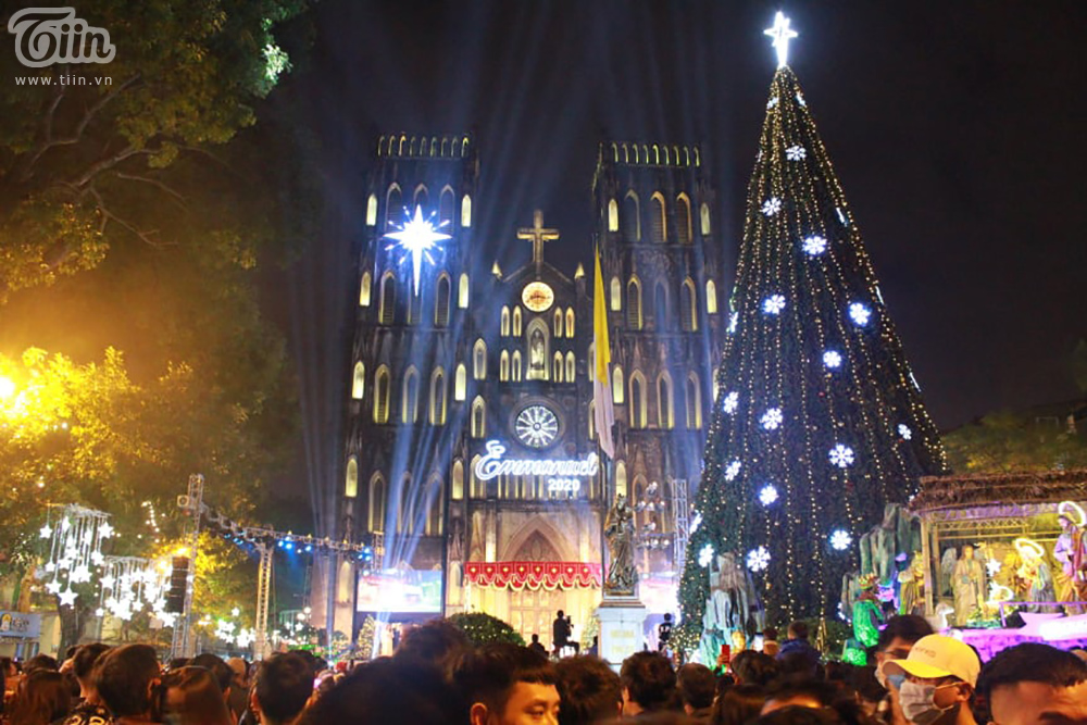 Không khí Giáng sinh 3 miền: Phố xá lên đèn lung linh, nơi đông đúc chen lấn, nơi vắng hoe vì mưa lạnh-10