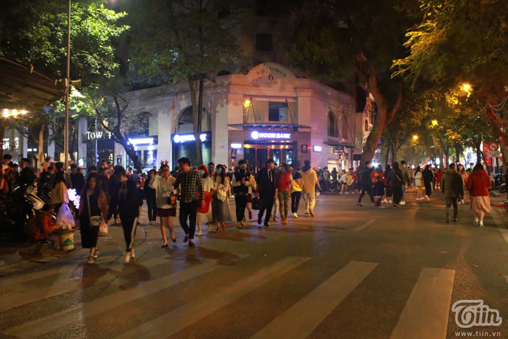 Không khí Giáng sinh 3 miền: Phố xá lên đèn lung linh, nơi đông đúc chen lấn, nơi vắng hoe vì mưa lạnh-11