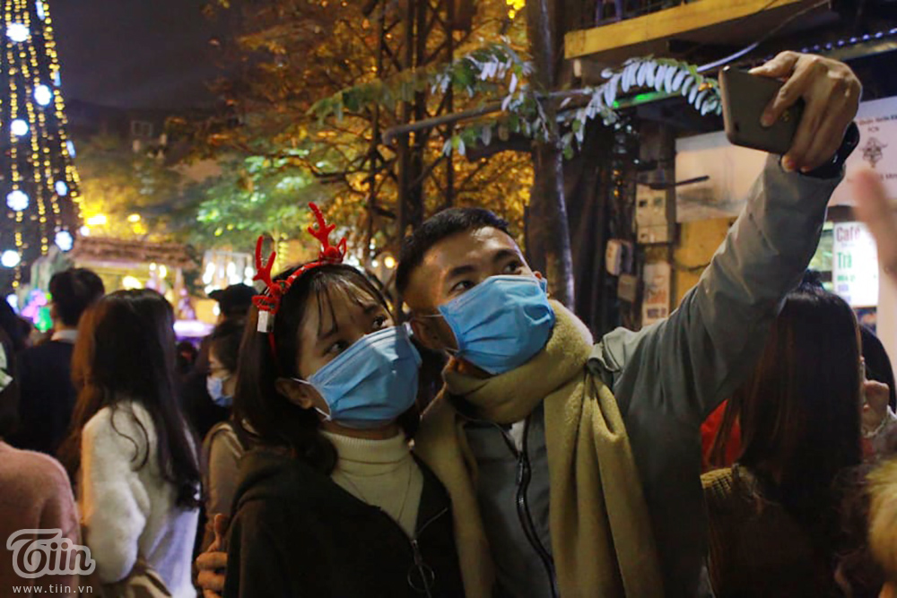 Không khí Giáng sinh 3 miền: Phố xá lên đèn lung linh, nơi đông đúc chen lấn, nơi vắng hoe vì mưa lạnh-12