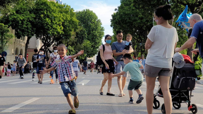 Hà Nội thí điểm mở rộng không gian phố đi bộ từ ngày mai (25/12)-1