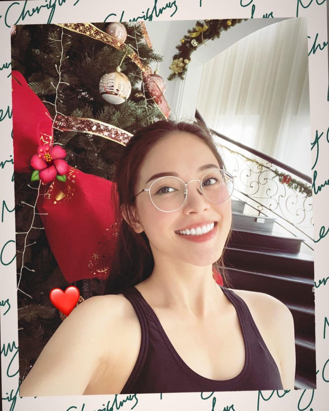 Phillip Nguyễn và Linh Rin khoe cây thông Giáng sinh chạm nóc, để lộ không gian xa hoa bên trong căn biệt thự-1