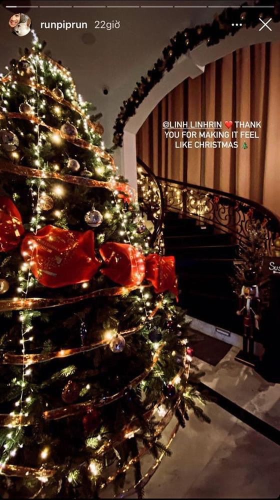 Phillip Nguyễn và Linh Rin khoe cây thông Giáng sinh chạm nóc, để lộ không gian xa hoa bên trong căn biệt thự-2