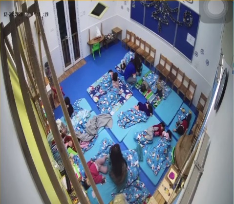 Thông tin mới nhất vụ giáo viên mầm non Hà Nội nhốt trẻ ngoài cửa giữa trời lạnh hơn 10 độ: Đã có quyết định từ nhà trường-1