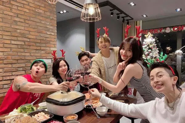 Hoàng Thùy Linh lộ vai u thịp bắp, make-up sến súa trong ảnh dìm hàng-8