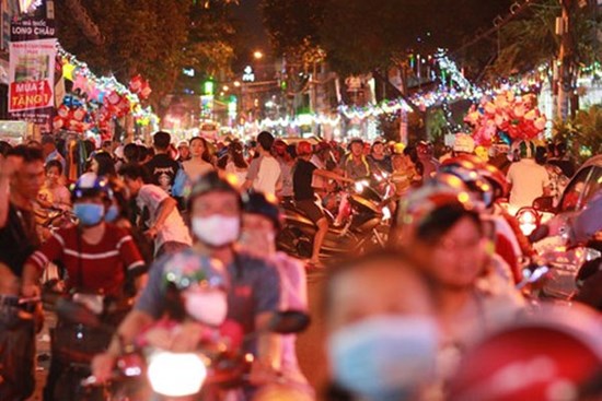 Cảnh sát xuống đường điều tiết giao thông đêm Noel