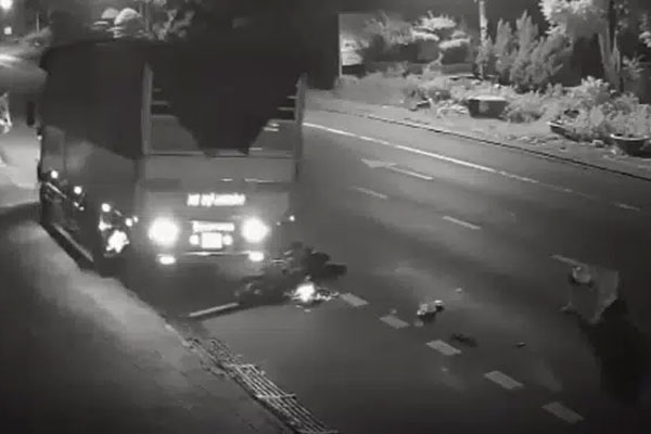 Nam thanh niên mặc quần lót chạy ra cửa nhà nghỉ, ngơ ngác tìm bạn gái bỏ trốn cùng bộ quần áo-4