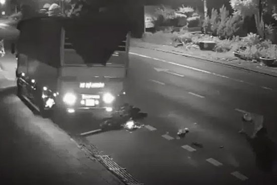 Clip phẫn nộ: Xe tải vượt ẩu tông trực diện người đàn ông đi xe máy còn cố tình nhấn ga chèn nát chiếc xe rồi bỏ chạy, mặc kệ nạn nhân