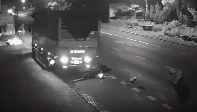 Clip phẫn nộ: Xe tải vượt ẩu tông trực diện người đàn ông đi xe máy còn cố tình nhấn ga chèn nát chiếc xe rồi bỏ chạy, mặc kệ nạn nhân-1