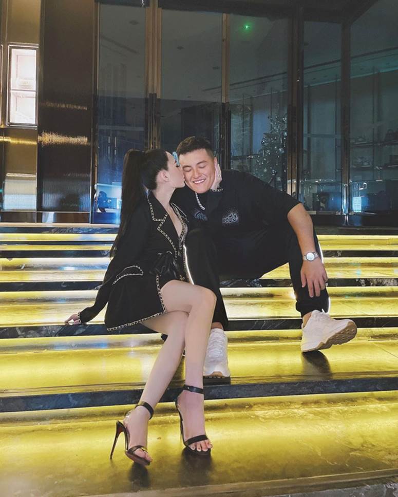 Loạt hot couple khiến Instagram ngập lụt cảnh hôn hít, Giáng sinh mà tưởng đâu là Valentine luôn đó!-2