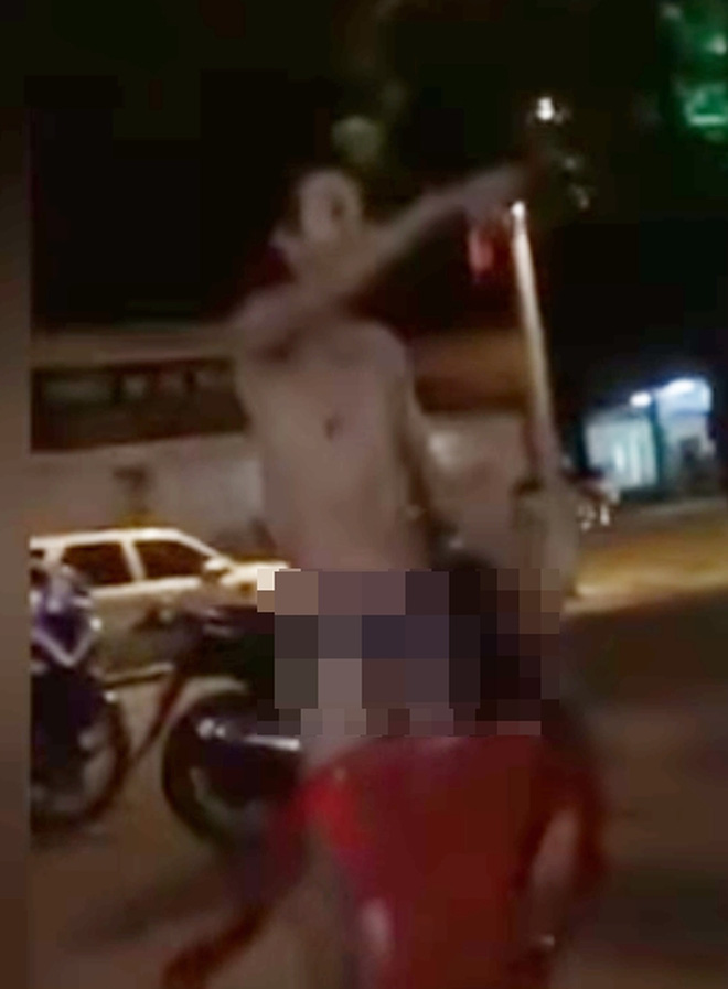 Nam thanh niên mặc quần lót chạy ra cửa nhà nghỉ, ngơ ngác tìm bạn gái bỏ trốn cùng bộ quần áo-1