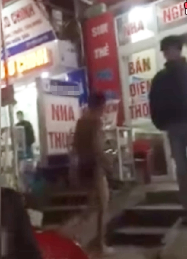Nam thanh niên mặc quần lót chạy ra cửa nhà nghỉ, ngơ ngác tìm bạn gái bỏ trốn cùng bộ quần áo-3