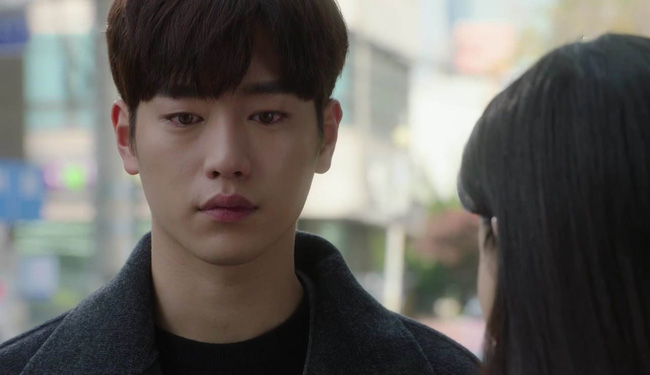 Chồng mất ngủ đêm nào cũng ra ban công hút thuốc cả tiếng, tôi đi mua tâm sen về thì xuất hiện một bác gái lạ mặt cứ ôm tôi khóc kể về anh-1