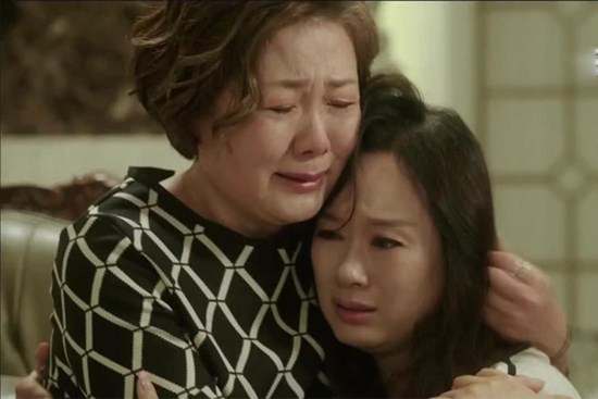 Chồng mất ngủ đêm nào cũng ra ban công hút thuốc cả tiếng, tôi đi mua tâm sen về thì xuất hiện một bác gái lạ mặt cứ ôm tôi khóc kể về anh