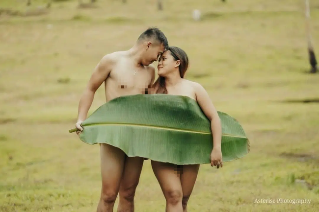 Sốc với bộ ảnh cưới trần trụi của cặp đôi chỉ quấn duy nhất tấm lá chuối, cô dâu tiết lộ phản ứng không tin nổi của phụ huynh-1