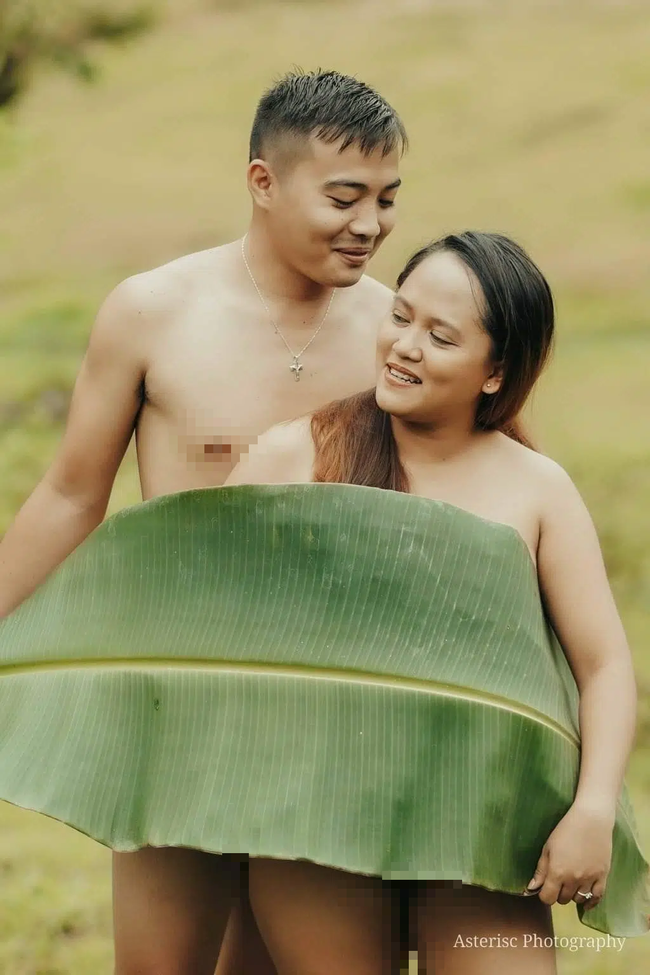 Sốc với bộ ảnh cưới trần trụi của cặp đôi chỉ quấn duy nhất tấm lá chuối, cô dâu tiết lộ phản ứng không tin nổi của phụ huynh-2