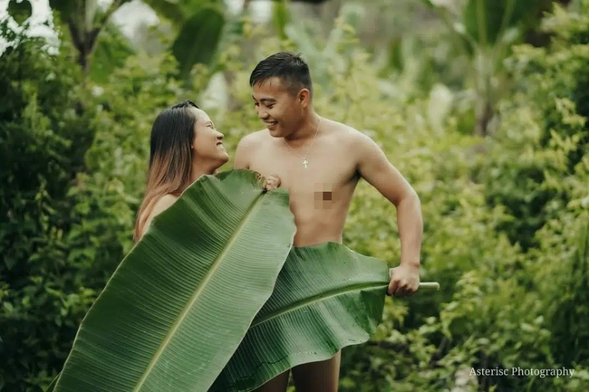 Sốc với bộ ảnh cưới trần trụi của cặp đôi chỉ quấn duy nhất tấm lá chuối, cô dâu tiết lộ phản ứng không tin nổi của phụ huynh-3