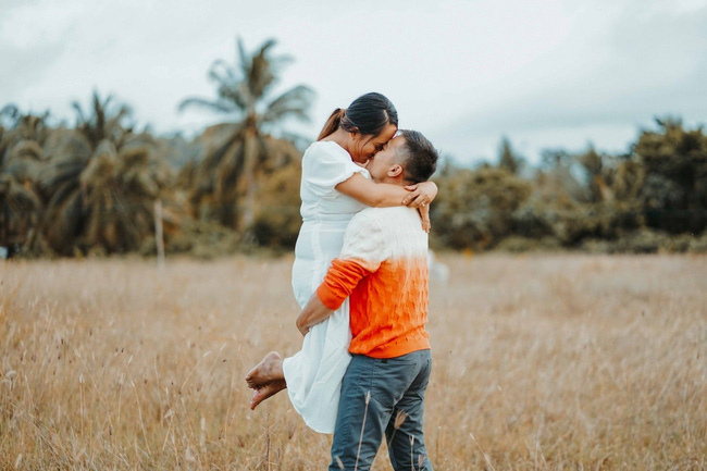 Sốc với bộ ảnh cưới trần trụi của cặp đôi chỉ quấn duy nhất tấm lá chuối, cô dâu tiết lộ phản ứng không tin nổi của phụ huynh-5