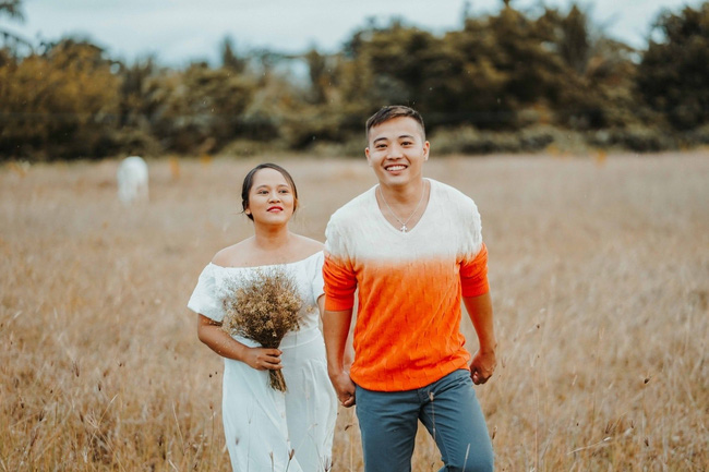 Sốc với bộ ảnh cưới trần trụi của cặp đôi chỉ quấn duy nhất tấm lá chuối, cô dâu tiết lộ phản ứng không tin nổi của phụ huynh-9