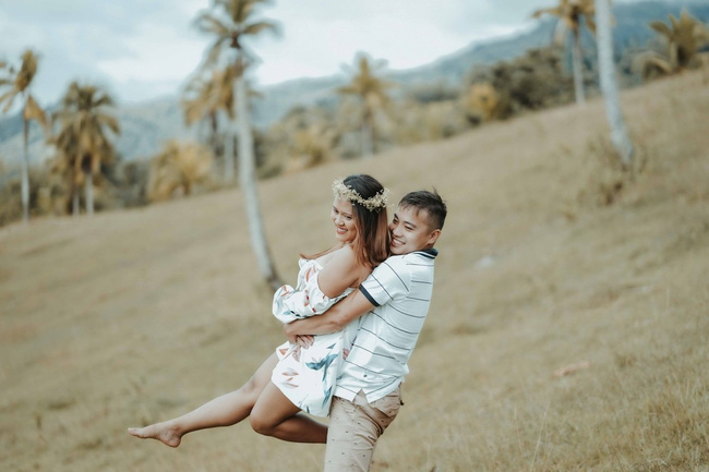 Sốc với bộ ảnh cưới trần trụi của cặp đôi chỉ quấn duy nhất tấm lá chuối, cô dâu tiết lộ phản ứng không tin nổi của phụ huynh-10