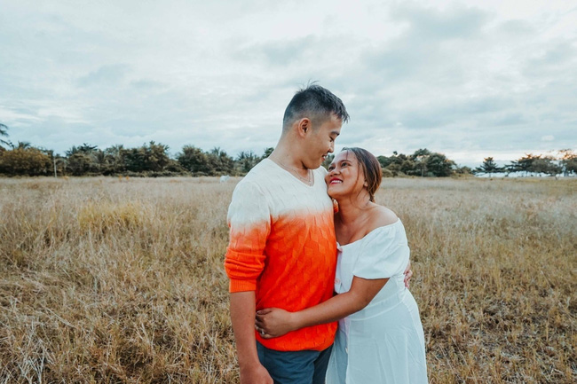 Sốc với bộ ảnh cưới trần trụi của cặp đôi chỉ quấn duy nhất tấm lá chuối, cô dâu tiết lộ phản ứng không tin nổi của phụ huynh-11