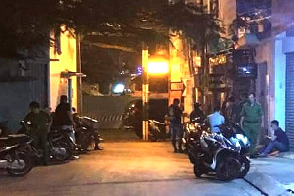 Tạm giữ người đàn ông nghi chơi trò bạo dâm dẫn tới cái chết của thanh niên trong tư thế quỳ, tay chân bị trói, đầu quấn băng keo kín ở TP.HCM-2