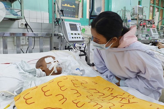 Vụ bé trai 4 tuổi nghi bị dượng say xỉn dùng kéo đâm xuyên mắt, chấn thương não: Đang thở máy, tiên lượng rất nặng