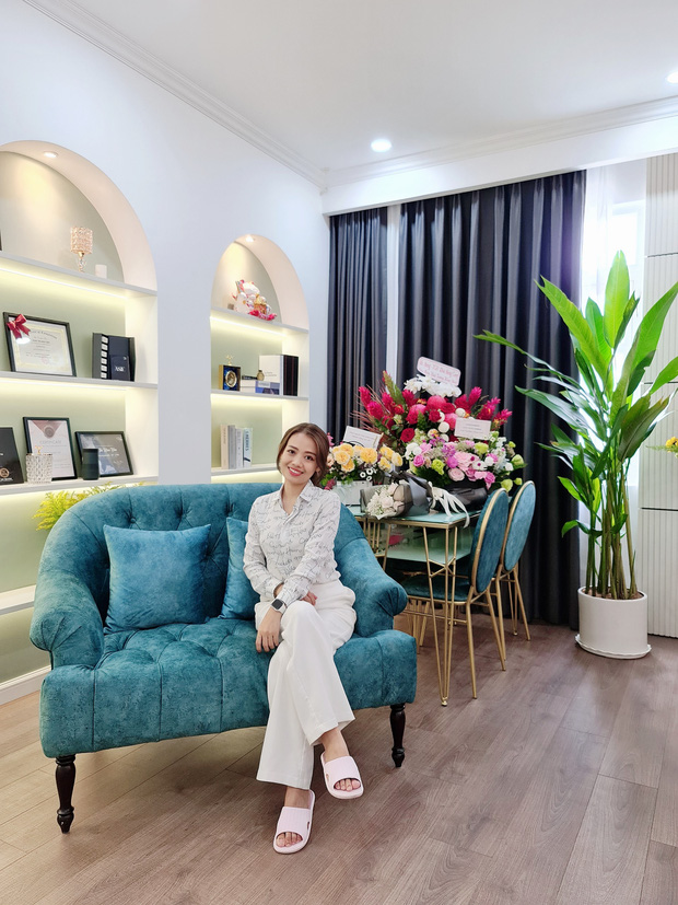 Vợ chồng trẻ đi từ Nam ra Bắc chọn đồ decor, có được ngôi nhà tân cổ điển đẹp mê ly và sang chảnh từng cm-1