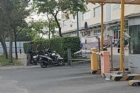 TP.HCM: Sau tiếng động mạnh, phát hiện thi thể người phụ nữ biến dạng dưới sân chung cư