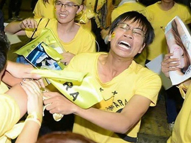 8 năm trước khóc ngất ở sân bay Nội Bài vì thần tượng, nam sinh này bị cả nước đua nhau chế ảnh, cuộc sống hiện tại mới bất ngờ-1