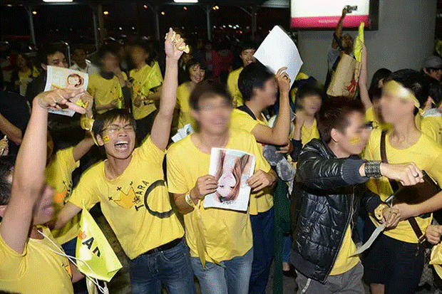 8 năm trước khóc ngất ở sân bay Nội Bài vì thần tượng, nam sinh này bị cả nước đua nhau chế ảnh, cuộc sống hiện tại mới bất ngờ-2