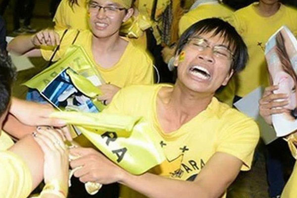 Cậu bé tiểu học bị camera ghi lại hành động nguy hiểm trong thang máy, dân tình xem xong phẫn nộ: Con nhà nào mời về dạy lại gấp-2