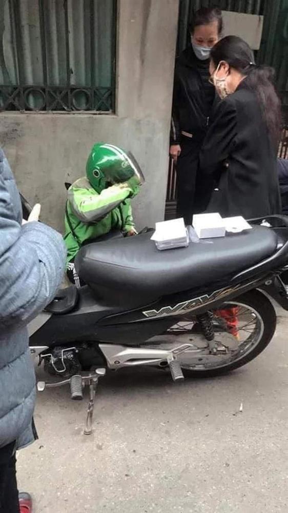 Anh shipper bật khóc giữa đường vì bị lừa 1,5 triệu ứng tiền giao tai nghe giả: Tiền đó là vay mượn của bạn mới đủ, vậy mà người ta nỡ lòng chiếm đoạt-2